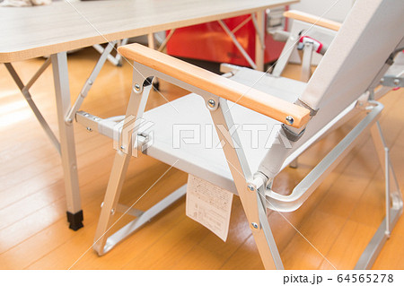 家の中でキャンプ用のイスとテーブルをだす 64565278