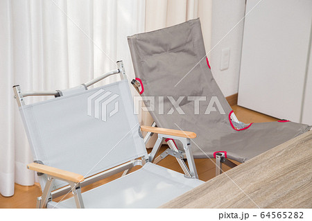 家の中でキャンプ用のイスとテーブルをだす 64565282