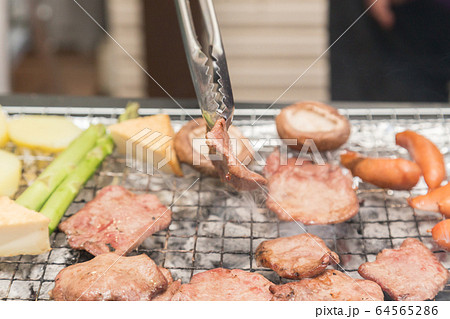 バーベキューで肉を焼く 64565286