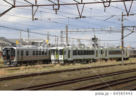 新津運輸区に留置中のGV-E400系・キハ110 64565443