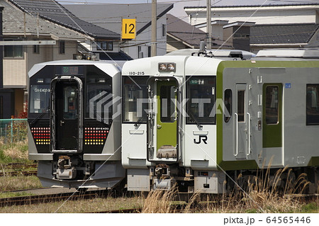 新津運輸区に留置中のGV-E400系・キハ110 64565446