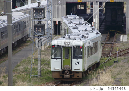 新津運輸区に留置中のキハ110 新津運輸区に留置中のキハ110 64565448