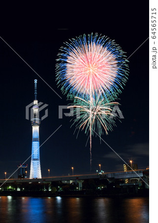 夏イメージ 花火とスカイツリー 合成 隅田川花火大会のイメージ画像 の写真素材