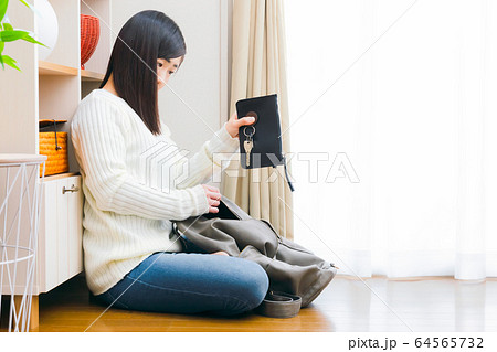 キーケースと鍵をリュックに入れる女性　ディンプル　シリンダー　コピースペース 64565732