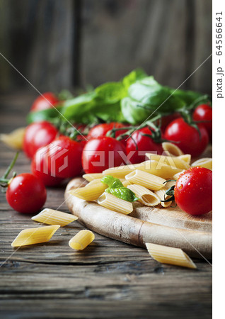 Raw intergal pasta with fresh tomato and basil 64566641