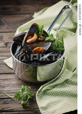 Cooked mussels with garlic and parsley 64566945