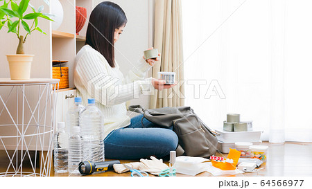 缶詰　持ち出し品を確認する女性　防災　コピースペース　16:9 64566977