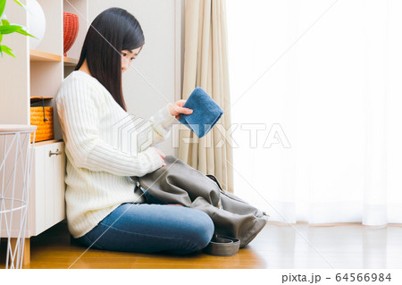 ハンドタオルをリュックに入れる女性 コピースペース ハンドタオルをリュックに入れる女性 コピースペース 64566984