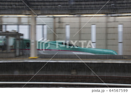 吹雪く那須塩原駅を出発する東北新幹線E5系(流し撮り) 吹雪く那須塩原駅を出発する東北新幹線E5系(流し撮り) 64567599