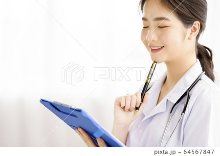 白衣　男女 64567847