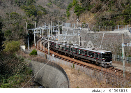 菊水山トンネルに向かって疾走する神戸電鉄6000系6001編成車両 菊水山トンネルに向かって疾走する神戸電鉄6000系6001編成車両 64568658