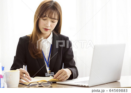 Business scene female Business scene female 64569883