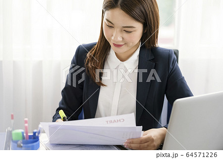 Female business woman 64571226