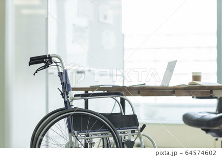 車椅子 ビジネス 64574602