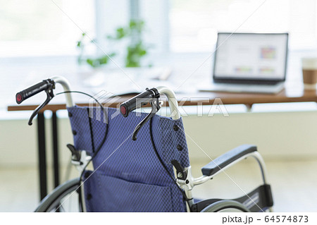 車椅子 ビジネス 64574873