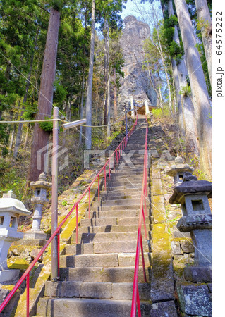 中之嶽神社の長い石段（縦） 64575222