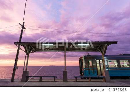 下灘駅 夕暮れ 電車 下灘駅 夕暮れ 電車 64575368
