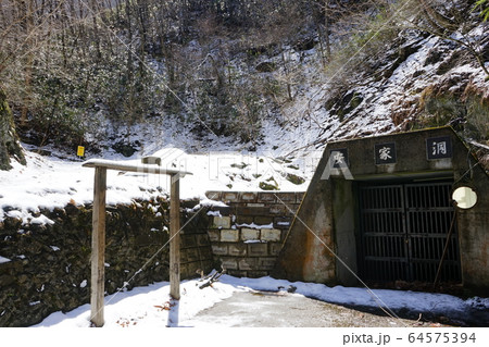冬季休業中だった安家洞 64575394