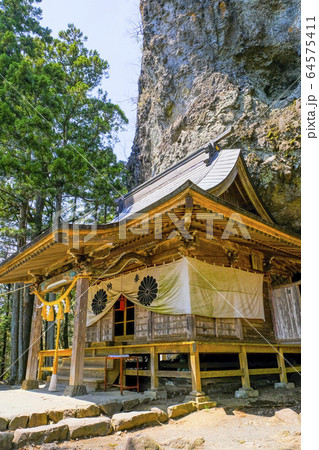 轟岩と社殿（縦） 64575411