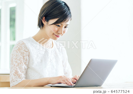 女性 自宅 パソコン 64577524