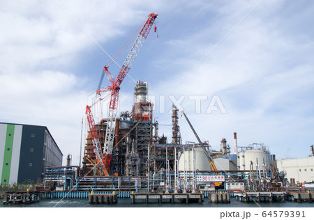 工業地帯の工場と工事中の設備の景色 工業地帯の工場と工事中の設備の景色 64579391
