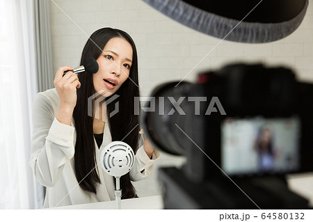 一眼レフカメラで動画を撮影する女性 一眼レフカメラで動画を撮影する女性 64580132