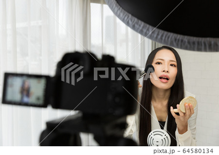 一眼レフカメラで動画を撮影する女性 一眼レフカメラで動画を撮影する女性 64580134