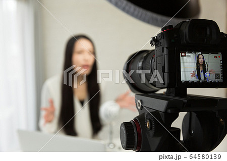 一眼レフカメラで動画を撮影する女性 一眼レフカメラで動画を撮影する女性 64580139
