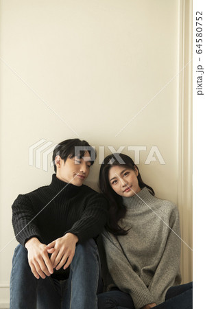 カップル 恋人 新婚夫婦 64580752