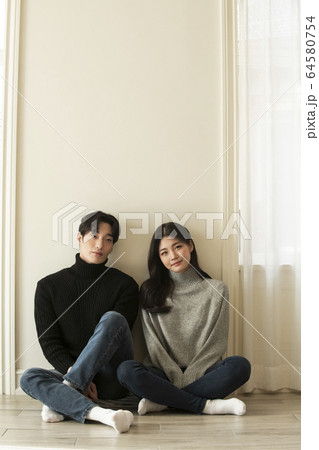 カップル 恋人 新婚夫婦 64580754