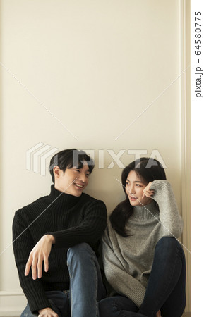 カップル 恋人 新婚夫婦 64580775