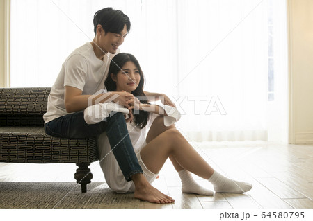 ライフスタイル 男女 週末 64580795