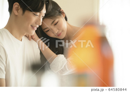 ライフスタイル 男女 料理 64580844