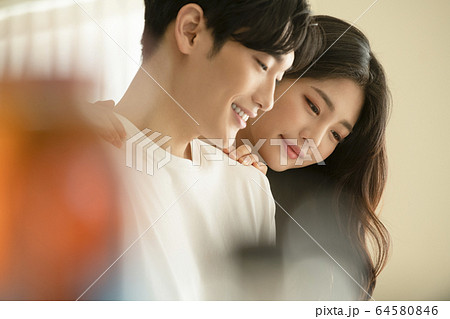 カップル 恋人 新婚夫婦 64580846