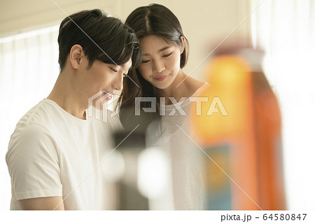 カップル 恋人 新婚夫婦 64580847