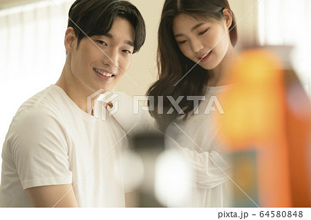 カップル 恋人 新婚夫婦 64580848
