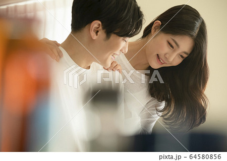 カップル 恋人 新婚夫婦 64580856