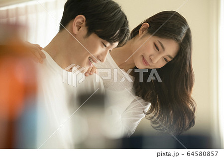 カップル 恋人 新婚夫婦 64580857