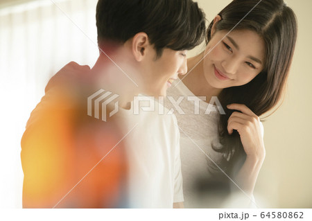 カップル 恋人 新婚夫婦 64580862