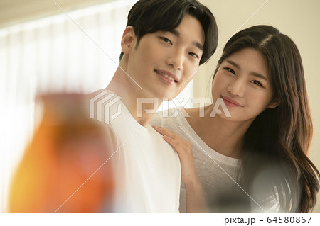 カップル 恋人 新婚夫婦 64580867