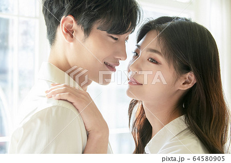 カップル 恋人 新婚夫婦 64580905