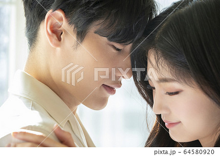 カップル 恋人 新婚夫婦 64580920