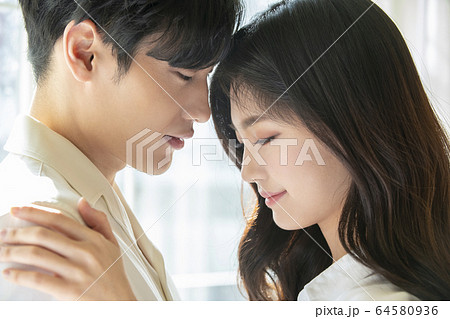 カップル 恋人 新婚夫婦 64580936