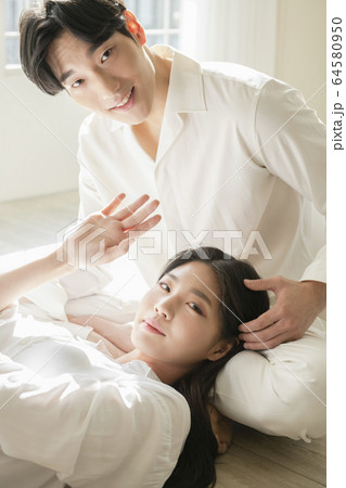 カップル 恋人 新婚夫婦 64580950