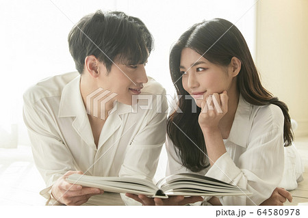 カップル 恋人 新婚夫婦 64580978