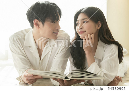 カップル 恋人 新婚夫婦 64580995