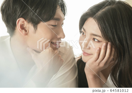 カップル 恋人 新婚夫婦 64581012