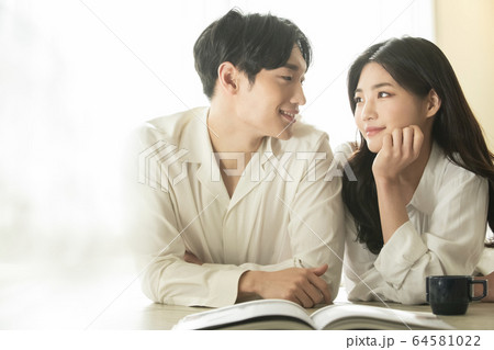 カップル 新婚夫婦 韓国人 64581022