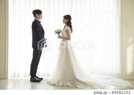 ウエディング カップル 韓国人の写真素材