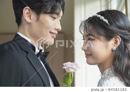 ライフスタイル 男女 ウエディング 64581183